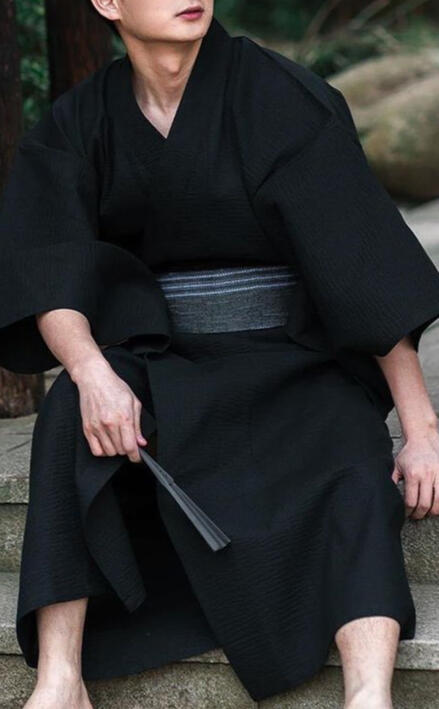 "Nagagi" is the word that the style of general kimono is identified. The form of kimono for men is almost same as one for women. The difference is that the color is quiet and it has no colorful patten. Bel often wears them around his home.