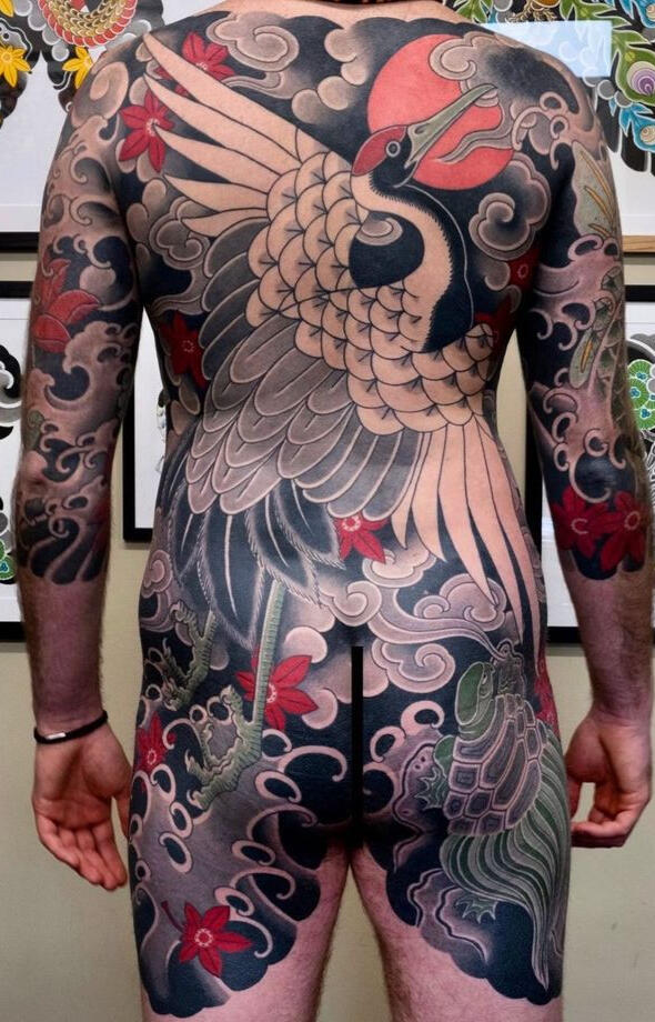 Crane irezumi. It alludes to the name that he and his father was famous for in the Yakuza and it is 悪魔の鶴の鳥 (Akuma no tsuru no tori) or Devil’s Crane Bird. Bel got it when he was 18 and currently it was fading or turning grey.